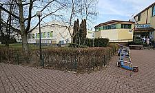 Zastawiony chodnik przed pływalnią Pingwin. Ratusz zapowiada zmiany