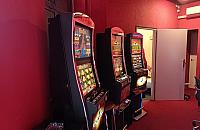 Nielegalny punkt gier na Targówku zlikwidowany. Zabezpieczono automaty i 9 tys. zł