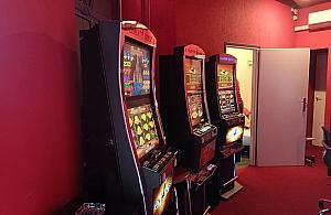 Nielegalny punkt gier na Targówku zlikwidowany. Zabezpieczono automaty i 9 tys. zł