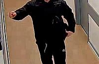 Włamanie do pokoju w hostelu przy Chmielnej. Rozpoznajesz tego mężczyznę?