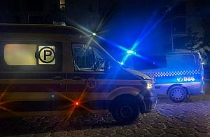 Leżał pijany na ulicy. Strażnicy odkryli, że jest poszukiwany