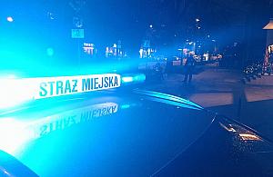 Muranów: 94-letnia seniorka zgubiła się. Strażnicy zadzwonili do Zenka