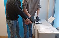 Podszył się pod policjanta i chciał wyłudzić pieniądze. 19-latek zatrzymany na Bielanach