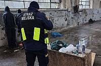 Weszli do zrujnowanej hali i malowali graffiti. Interwencja straży miejskiej