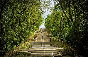 Krzyże z Kopca Powstania Warszawskiego trafią w inne miejsce. Decyzja miasta