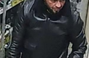 Uszkodził witrynę i okradł sklep. Policja prosi o pomoc