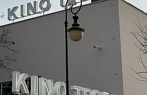 Wrócił kultowy żoliborski neon. Kino Tęcza jak dawniej