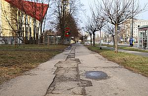 Conrada z nowym chodnikiem i drogą rowerową. Miliony na remont
