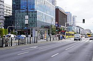 Dwa zgromadzenia i przemarsze w centrum Warszawy. Będą utrudnienia i zmiany w komunikacji