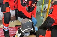 Zasłabł w pociągu. Strażniczka miejska i uczennica pielęgniarstwa walczyły o jego życie