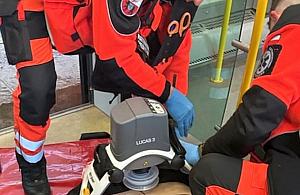 Zasłabł w pociągu. Strażniczka miejska i uczennica pielęgniarstwa walczyły o jego życie