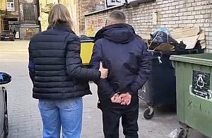 Wyszedł z aresztu i znów napadł. Ponownie wyrwał torebkę tej samej kobiecie