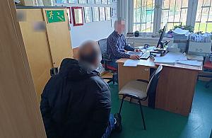 Zamawiał jedzenie i kazał dopisywać rachunek do pokoju ojca. 25 zarzutów dla 39-latka