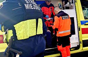 Leżała w krzakach przy rondzie. Strażnicy wezwali pogotowie