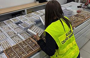 Ponad 160 tys. podróbek w Wólce Kosowskiej. KAS przejęła towar wart 6,5 mln zł