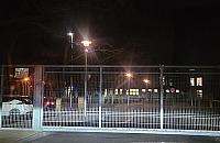 Brama szkoły zamykana wieczorem. Powód? Dziki