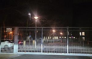 Brama szkoły zamykana wieczorem. Powód? Dziki