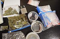 Poszukiwany listem gończym wpadł z marihuaną. Narkotyki wyrzucił z balkonu