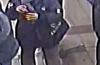 Kradzież pieniędzy z torebki. Policja publikuje wizerunek