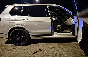 Pobili mężczyznę młotkiem w zaparkowanym aucie. Interweniowali policjanci