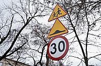 Ulica z ograniczeniem do 30 km/h z dodatkowymi progami?