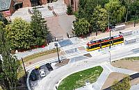 Pętla z szerszym chodnikiem? "Piesi wpadają na oczekujących pasażerów"