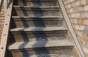 Postęp prac przy drewniaku Burkego. Wracają oryginalne elementy