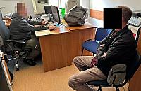 Papierosy z przemytu ukryte w szafkach. Policja zatrzymała małżeństwo