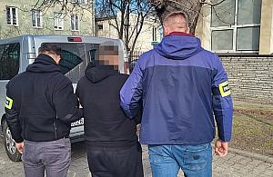 Policja rozbiła dziuplę samochodową. Dwie osoby aresztowane