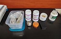 Zatrzymani podczas transakcji narkotykowej. Dealer z 13 zarzutami