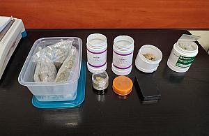 Zatrzymani podczas transakcji narkotykowej. Dealer z 13 zarzutami