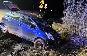 Policjant po służbie zatrzymał pijanego kierowcę. Auto w rowie