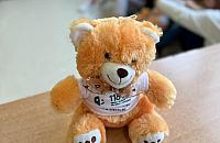 Policjantka z Ochoty rozmawiała z dziećmi o przemocy. Na koniec wręczyła misie