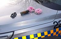 Biegali po rurach nad potokiem. Strażnicy przerwali niebezpieczną zabawę