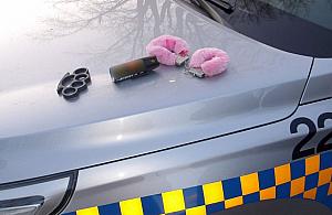 Biegali po rurach nad potokiem. Strażnicy przerwali niebezpieczną zabawę