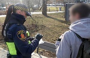 Strażnicy ujęli mężczyznę z marihuaną w pobliżu liceum