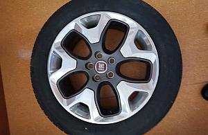 Policja szuka właściciela znalezionego koła samochodowego