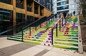 Nowa grafika na schodach Browarów Warszawskich zapowiada Towarową22