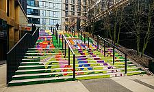 Nowa grafika na schodach Browarów Warszawskich zapowiada Towarową22