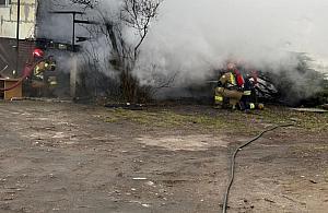 Policjantki i ratownik uratowali rodzinę z pożaru