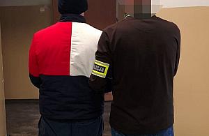 Zaprosił znajomych do domu. Stracił obrazy i pieniądze