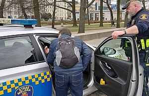 Turystka z Gwatemali upadła pod PKiN. Szybka pomoc straży miejskiej