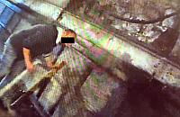 Atakował auta pod mostem. Policja obezwładniła agresora