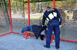 Leżał pod ławką i nie znał swojego nazwiska. Interwencja straży miejskiej