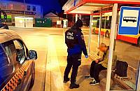 Spał na podłodze autobusu. Okazało się, że potrzebuje pomocy