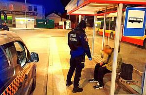 Spał na podłodze autobusu. Okazało się, że potrzebuje pomocy