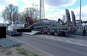 Ładunek spadł z ciężarówki na jezdnię