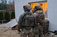 Rozbita grupa kradnąca auta i wyłudzająca odszkodowania. 16 zatrzymanych