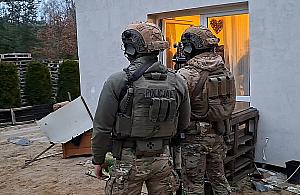 Rozbita grupa kradnąca auta i wyłudzająca odszkodowania. 16 zatrzymanych