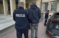 Rzucił kamieniem w drzwi. Policja zatrzymała sprawcę po kilku minutach